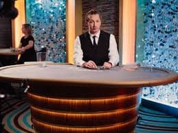 Studio live dealer dengan host profesional dan multi-camera setup
